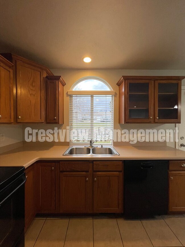 Building Photo - Charming 3-Bedroom Townhome with Garage in Sandy - Get $300 off First Month's Rent!