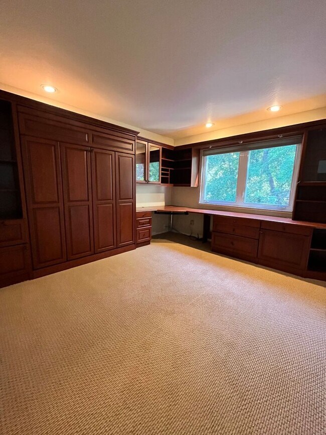 Building Photo - Gorgeous 3 Bedroom 2  Bathroom Home Walkin...