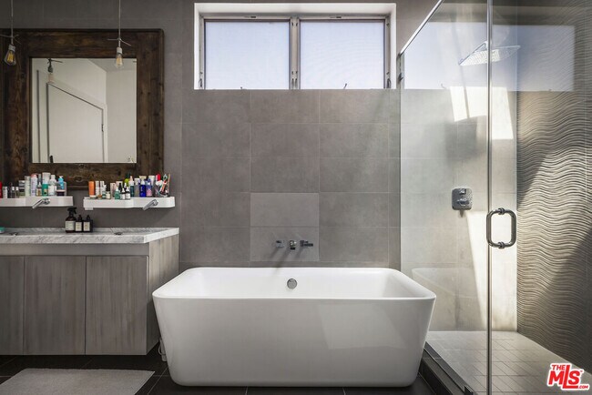 Building Photo - 814 Crestmoore Pl