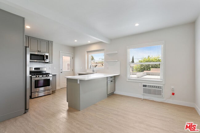 Building Photo - 5454 S San Vicente Blvd