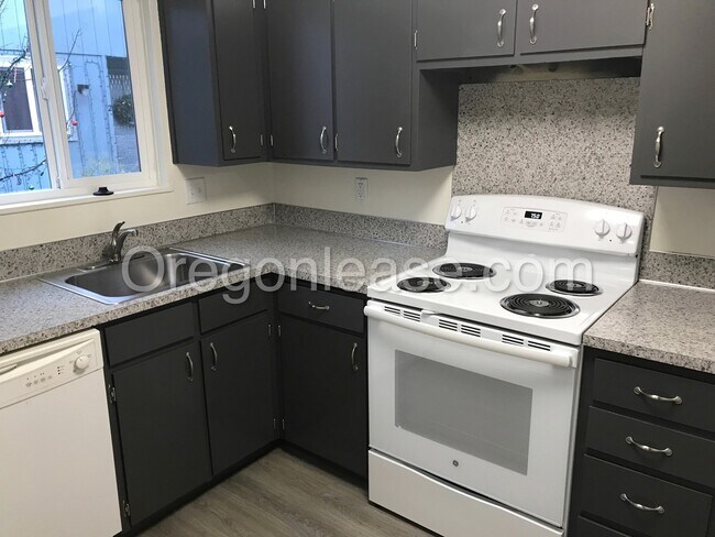 Building Photo - Two bedroom one bath townhouse in West Spr...
