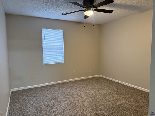 Building Photo - 118 S Springs Dr