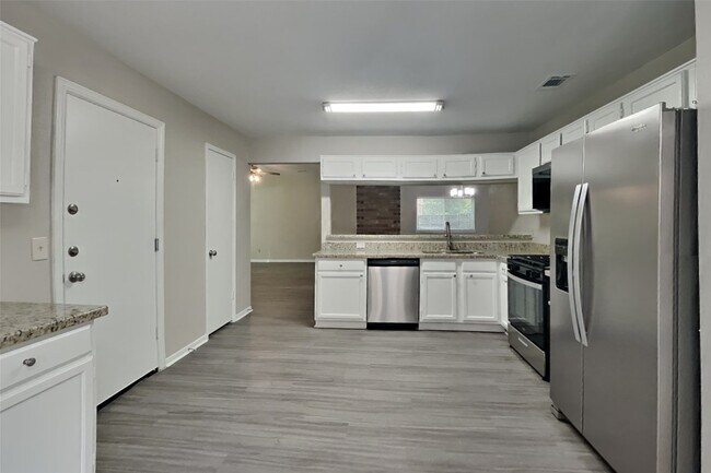 Building Photo - 9214 Palm Shores Dr