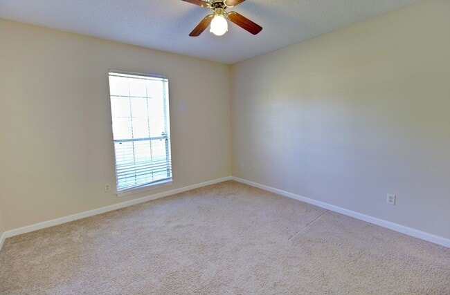 Building Photo - 809 Barrington Dr