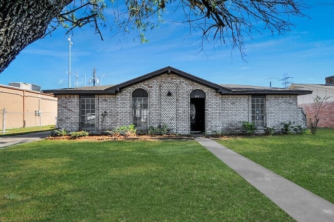 Building Photo - 8011 La Roche Ln