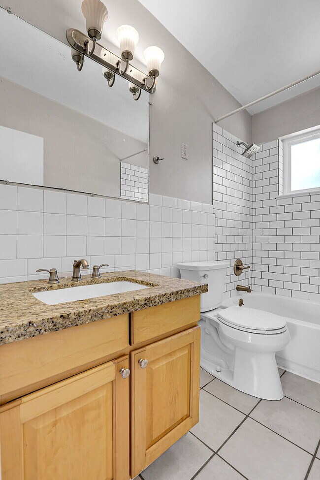 Building Photo - $1,995 - 3 Bed, 1 Bath Duplex Unit in Litt...