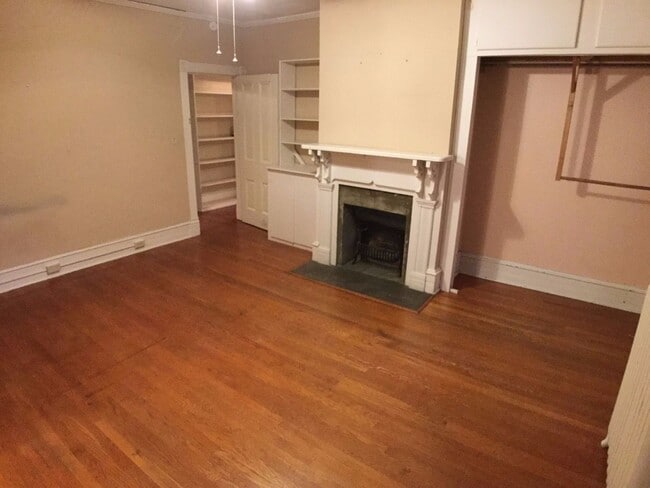Building Photo - Radford, 5 BR / 2.5 BA, Available in August