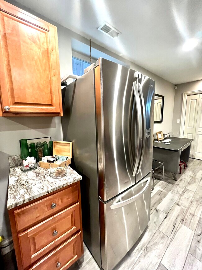 LG refrigerator - 1525 N Maplewood Ave