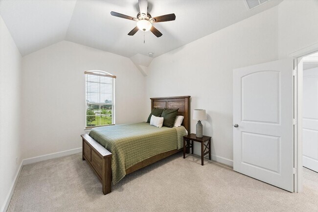 Building Photo - 729 Maplewood Dr