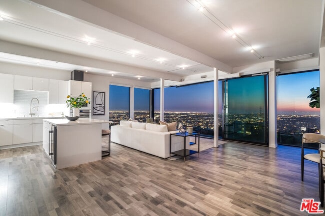 Building Photo - 8506 Magnolia Dr