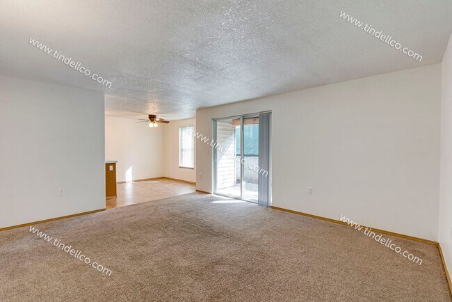 Building Photo - Spacious Pet-Friendly Ground Level Unit w/ Parking Included!