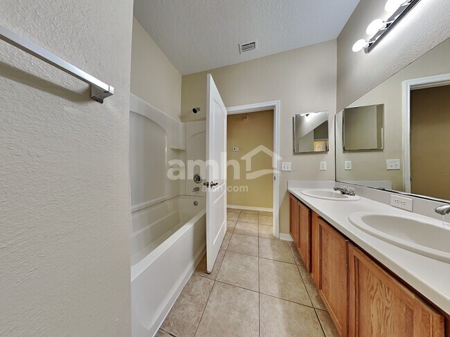 Building Photo - 10642 Dawns Light Dr