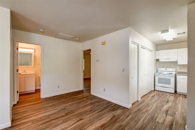Building Photo - 114 Bradshaw Dr