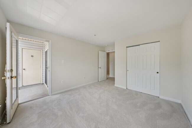 Building Photo - Beautiful End-Unit Townhome-Style Condo Ne...