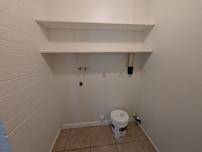 Building Photo - 3 Bedroom 2 Bathroom Sunrise Terrace Home