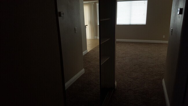 Building Photo - Beautiful 2 bedrooms home
