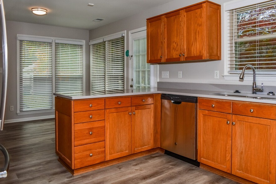 Building Photo - 707 Trailing Rock Dr