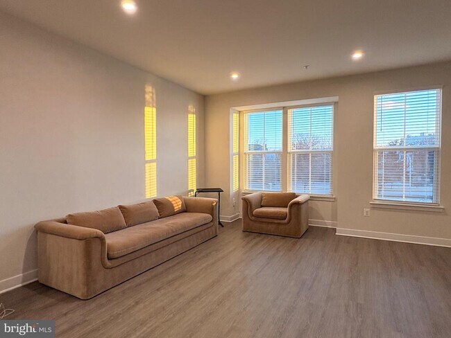 Building Photo - 736 Watts St