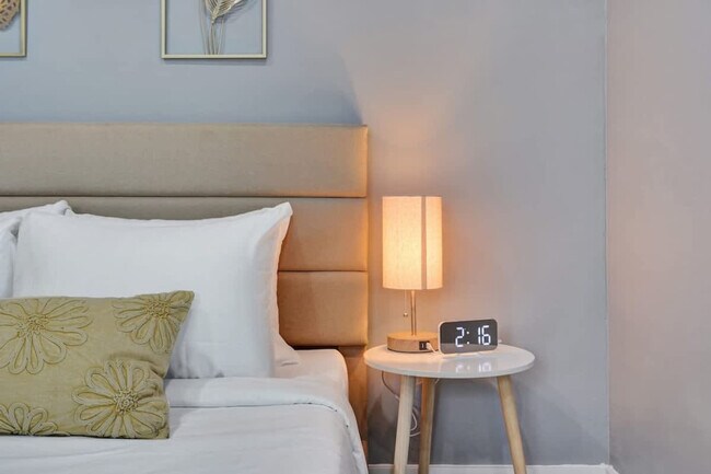 Building Photo - 906 N Riverside Dr