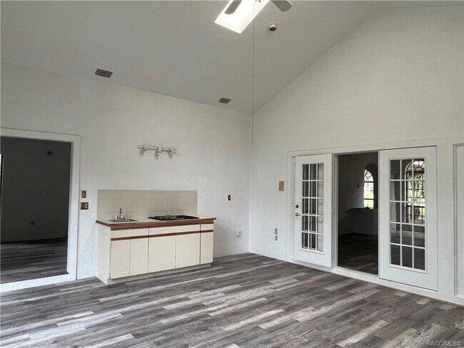 Building Photo - 558 E Jenkins Ct