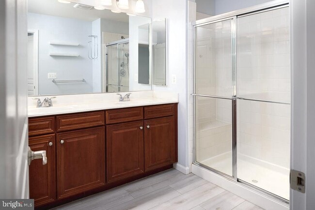 Building Photo - 2638 S Kenmore Ct