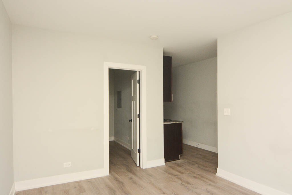 Building Photo - 714 W Brompton Ave