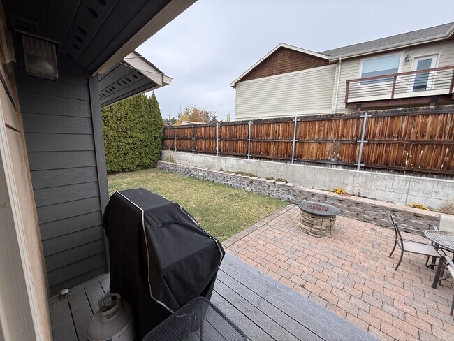 Building Photo - 165 Coral St