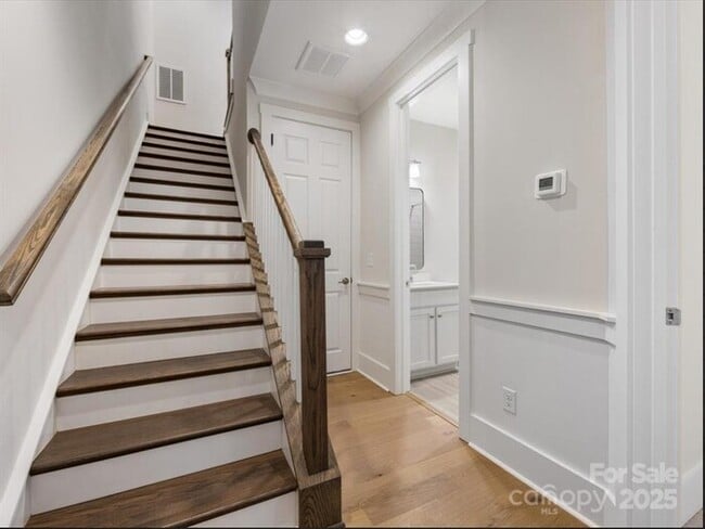 Building Photo - Beautiful and spacious 4-bedroom, 5-bath h...