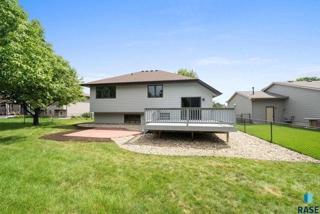 Building Photo - Charming Multi-Level Home! Large Backyard,...