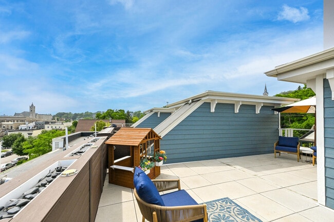 Building Photo - 307 E Pier St