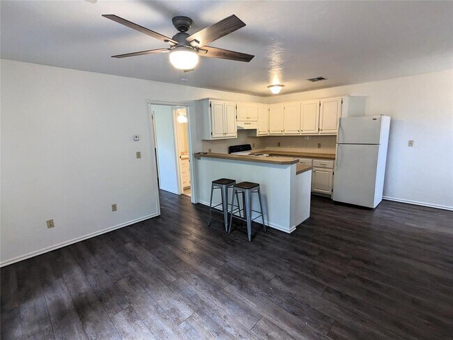 Building Photo - 420 W Comanche St