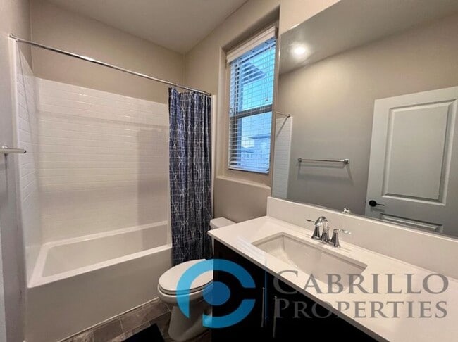 Building Photo - 1840 Mint Ter