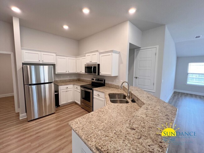 Building Photo - Modern 3 Bedroom Home with Community pool!