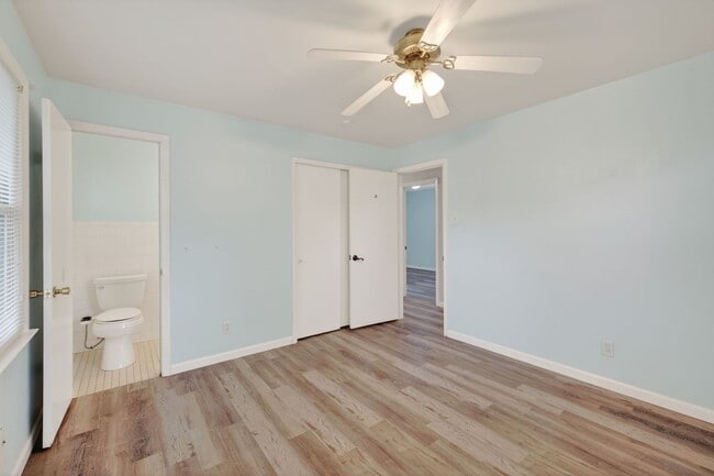 Building Photo - Brick Corner Ranch in Oak Manor-Chesapeake!