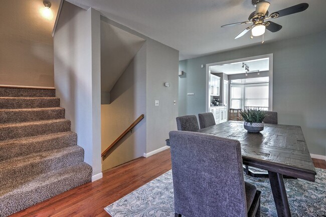 Building Photo - Beautiful 2+ Bedroom, 4 Level Townhome Wit...