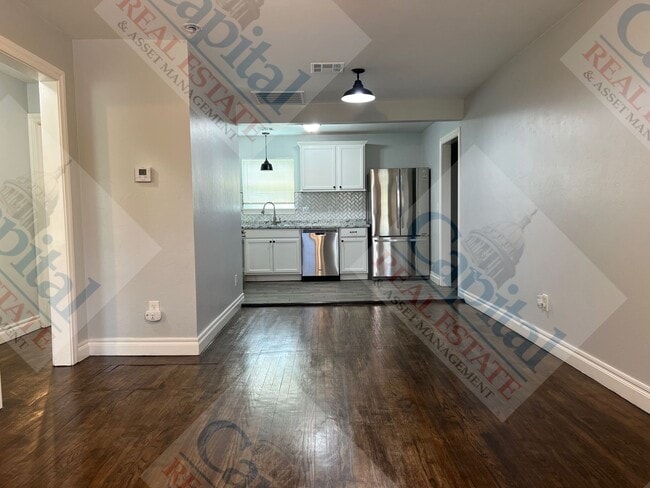 Building Photo - Updated 3 Bedroom