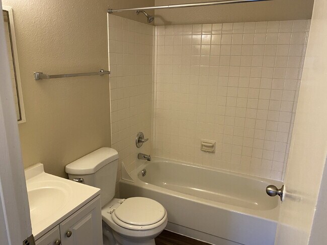 Building Photo - Available Now! – 2 Bed / 1 Bath Condo – Utilities Included