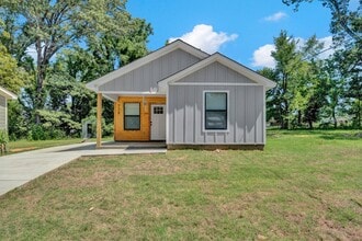 Building Photo - 728 King Rd