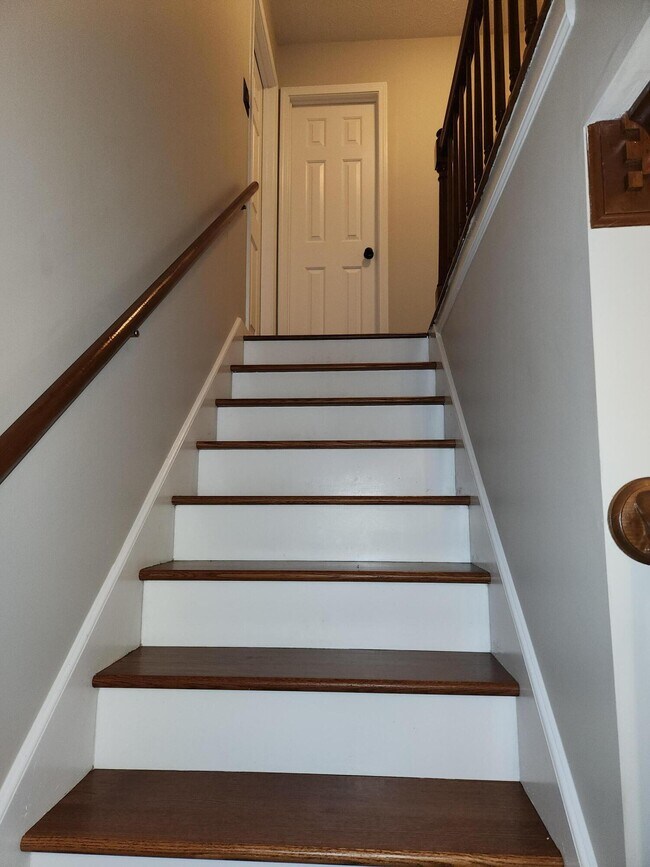 Building Photo - 841 Edgewood Dr