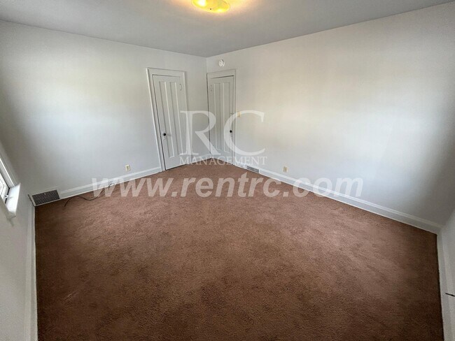 Building Photo - 1202 Walnut-