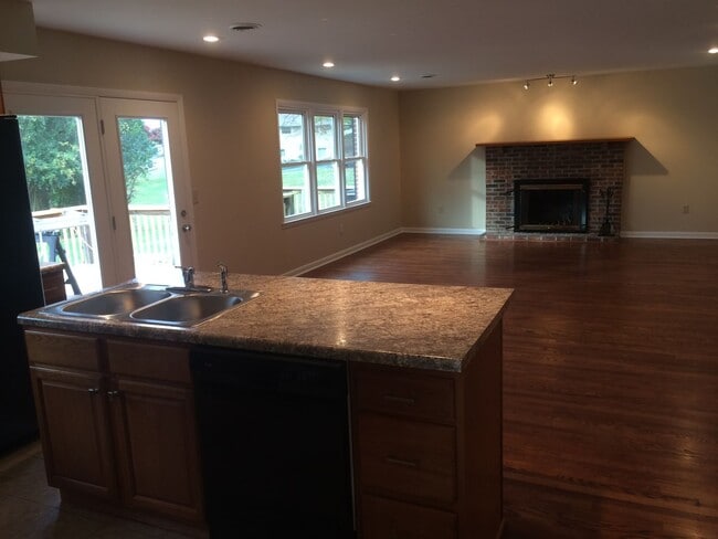Building Photo - Charming 4 Bedroom / 2 Bathroom Home Brist...