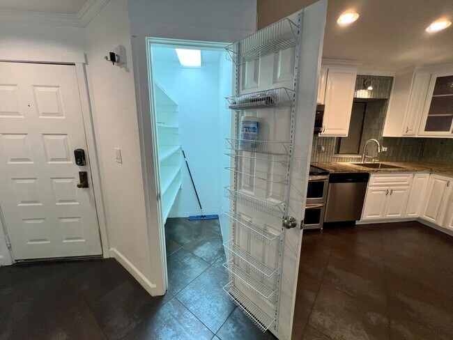 Building Photo - Remodeled 2 Bed, 2 Bath Unit in Downtown S...
