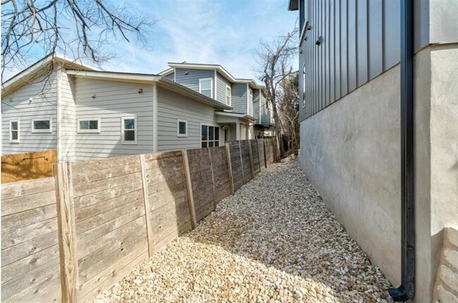 Building Photo - 1736 Bunche Rd