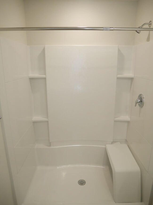 Building Photo - Modern End-Unit Townhouse in Sassafras Mea...
