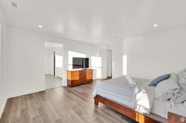 Building Photo - 1722 Oakridge Cir