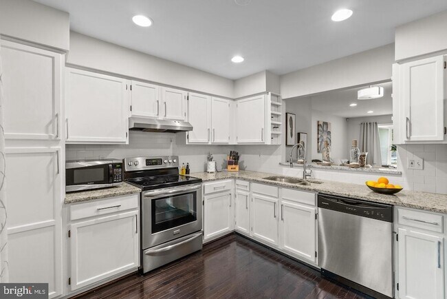 Building Photo - 18005 Sunset Lake Ct