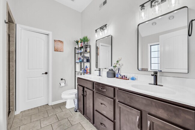 Building Photo - 1467 Raven Rd