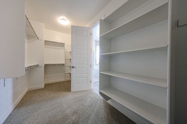 Building Photo - Move In Ready!stunning 3 bedroom, 2.5 bathroom home located in Phoenix!