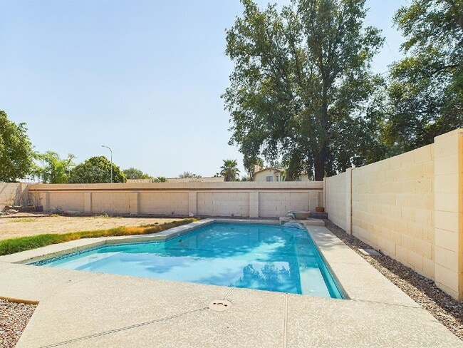 Building Photo - Garden Lakes retreat complete with private pool