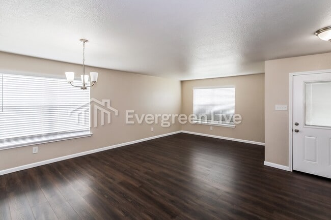 Building Photo - 1100 Beechwood Ln